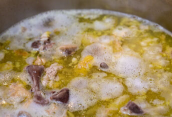 如何在家自制一锅美味又养颜的金汤花胶鸡？