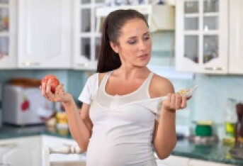 新生儿肚子胀不停吃奶  如何避免新生儿腹胀