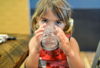 8岁男童因多喝水生病！3个时间少孩子他喝水，易积食