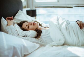 睡不够6小时和睡超过9小时的人，都在默默承受这种风险