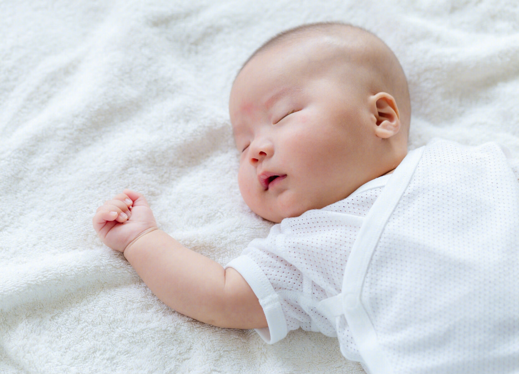 婴儿扁头（怎么预防宝宝睡扁头）-幼儿百科-魔术铺