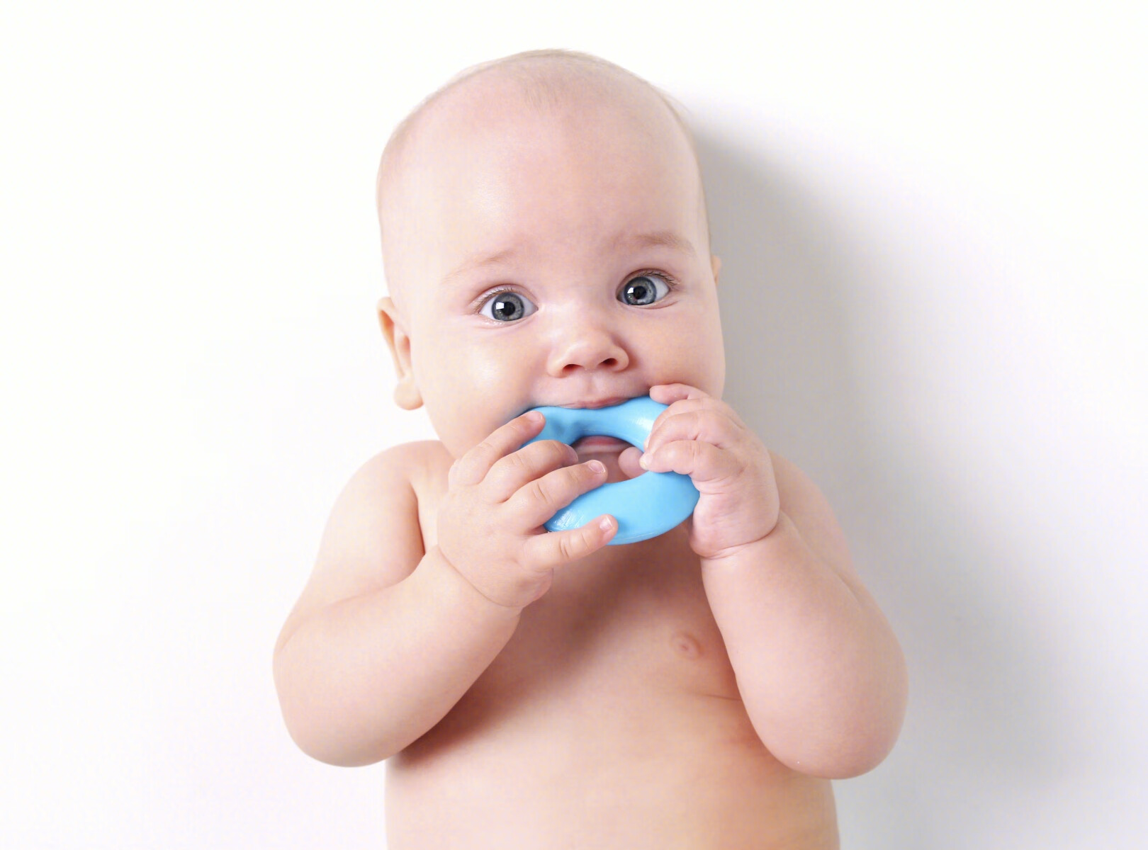婴儿要出牙的牙床图片（孩子长牙的那些事）-幼儿百科-魔术铺
