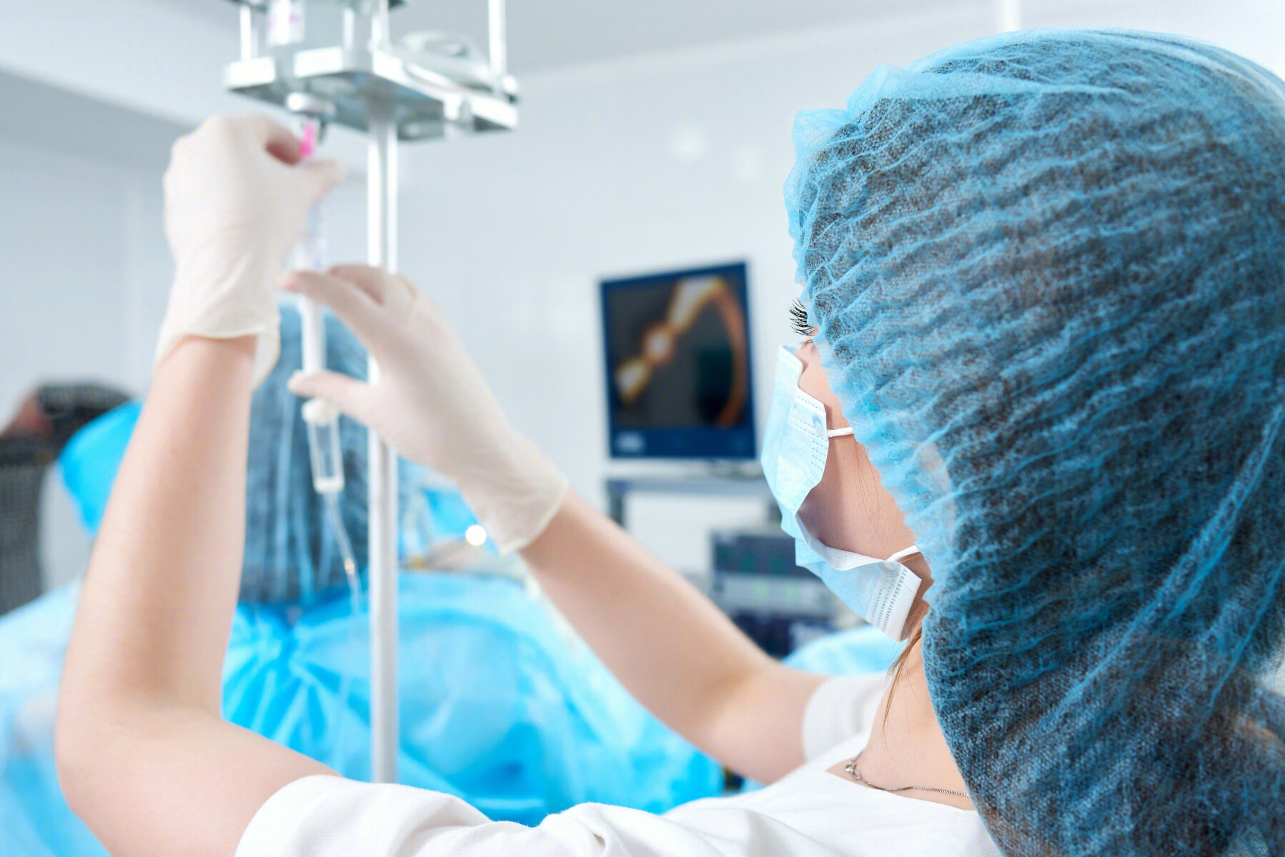 麻醉师在手术前给病人戴上吸入麻醉面罩.高清摄影大图-千库网