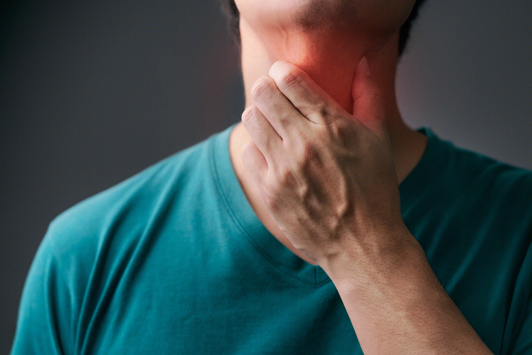 呼吸道疾病手碰喉病人的特写 库存图片. 图片 包括有 现有量, 涉及, 呼吸, 屏蔽, 语音, 脖子, 种族 - 217152087