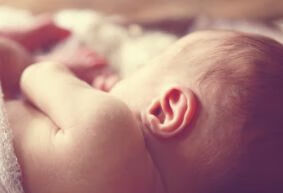 新生婴儿耳朵流黄水