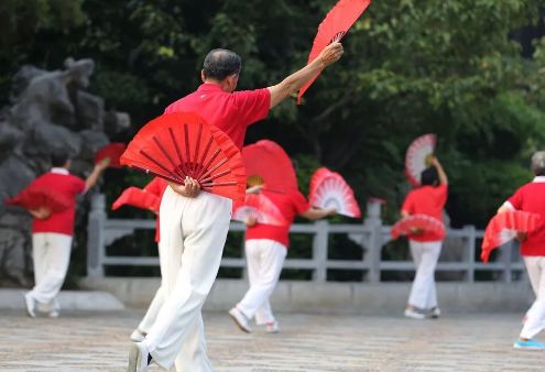 中老年人跳广场舞有“3不要”，以免膝骨关节炎上门