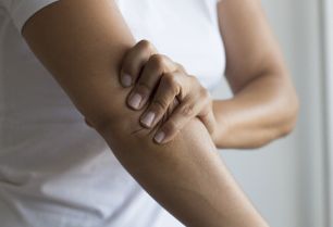 干活累得手臂肌肉疼痛应该怎么办呢？