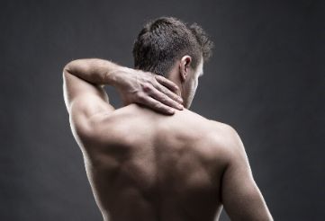 因为颈椎而导致后背疼痛胳膊麻木，应该怎么办？