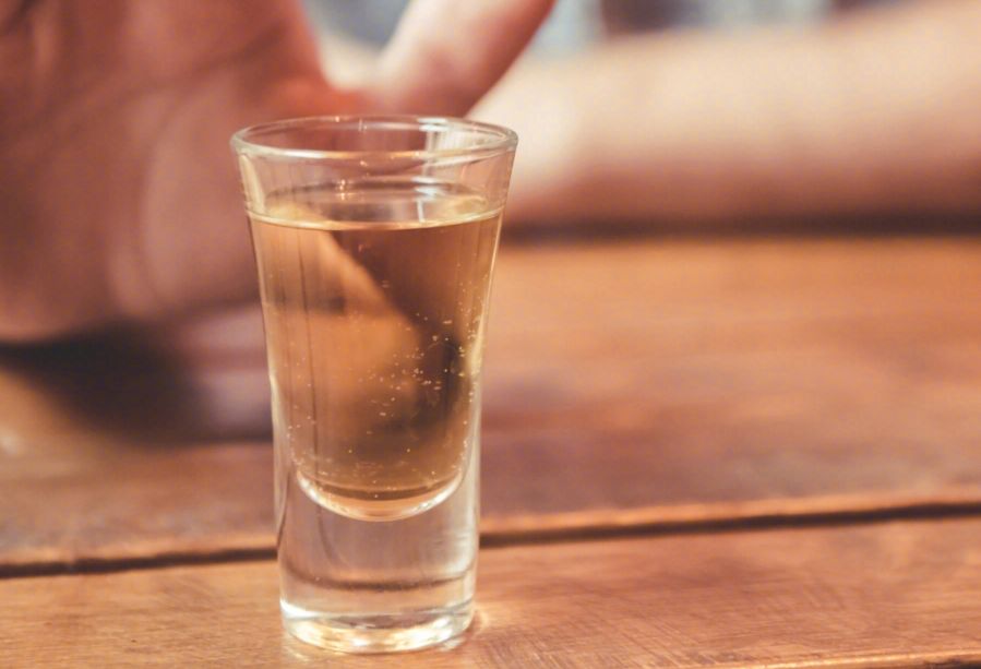 喝酒的降压效果比降压药还好，为啥医生却不建议喝酒？