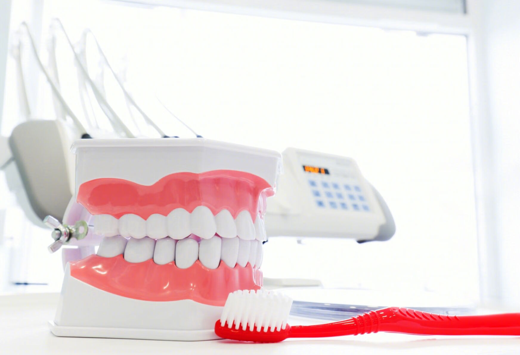 牙龈萎缩都有哪些症状表现呢？