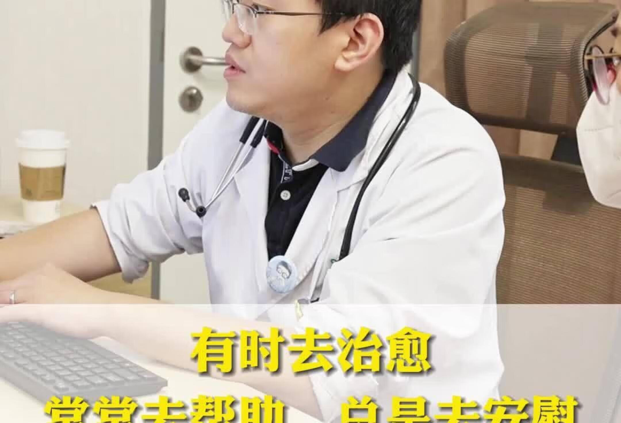 “和一位新疆患儿的父亲，在门诊谈了很久”