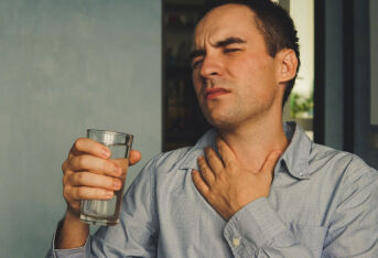 嗓子干咳有异物感的原因？