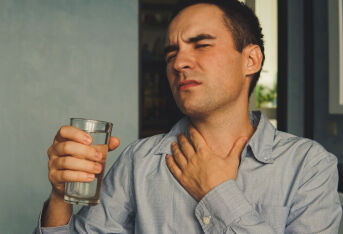 当病人发生吞咽困难时怎样减少误吸