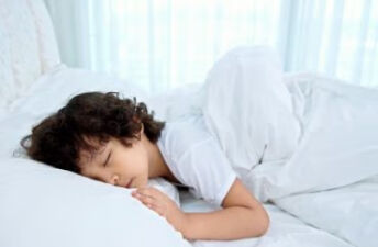 小孩喜欢趴着睡是积食引起的，对吗？！