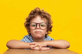 为什么孩子戴眼镜度数越来越深？