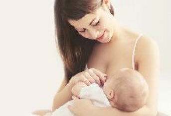 产后尽早开奶，坚持新生儿第一口食物是母乳