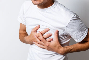 心梗胸痛会疼死吗？
