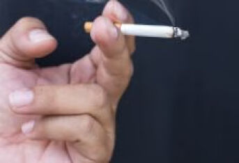 吸烟不仅仅伤肺，原来增加中风风险？