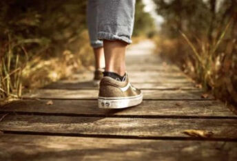 不正确的走路方式最伤腰和腿，你是这样走路吗？