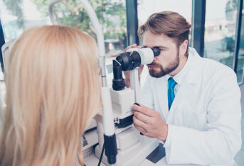 视网膜色素变性的症状表现有哪些？