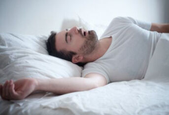 睡眠打呼噜憋气正常吗？