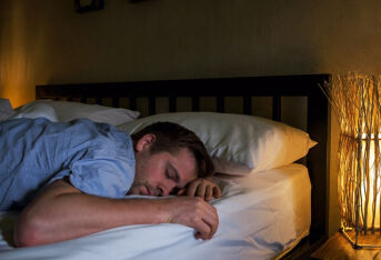 醉酒后一个错误睡姿，可能导致「窒息死亡」