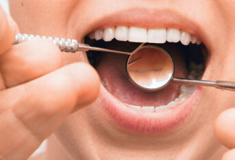 为什么会发生牙龈萎缩呢？