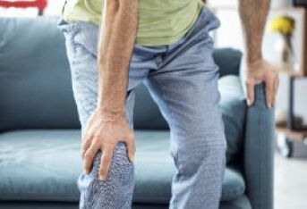 老人膝盖下方出现疼痛的原因及治疗措施