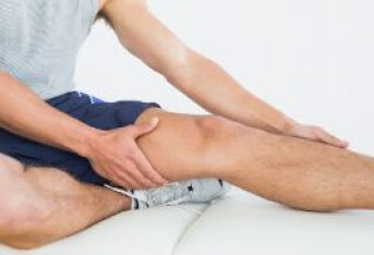 膝盖有一点肿，弯曲的时候出现疼痛的原因及治疗措施