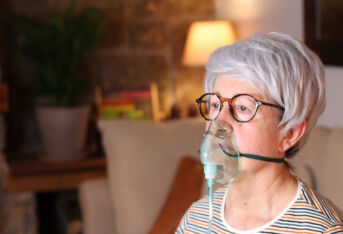 老年人支气管哮喘有哪些症状？该如何治疗？