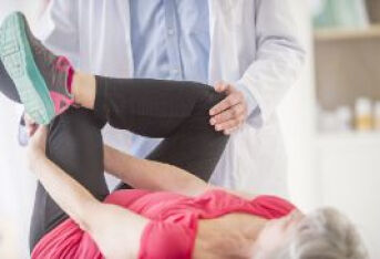 乳期突然之间膝盖疼痛，怎么回事？怎么治疗呢？