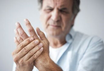 右手中指肿胀疼痛变粗的原因及治疗措施