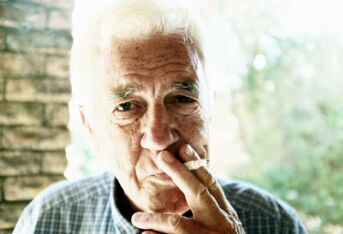 吸烟还能长寿的人，一般都有这四个“过人之处”