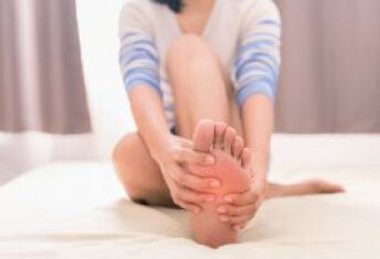 膝盖痛脚底板发麻的原因及治疗措施