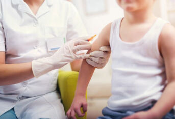小孩打新冠疫苗，会影响生长发育吗？