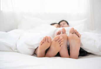 晚上睡觉脚心发热是怎么回事？需要注意什么？