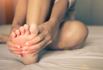 左脚的脚心右侧出现疼痛的原因及治疗措施