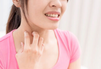 毛细管破裂导致的颈部红斑是什么症状 ？