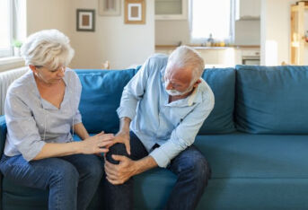 老年人出现膝盖后面疼是怎么回事？