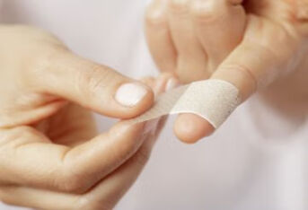 手指割伤感染导致肿胀疼痛变粗，应该怎么办？