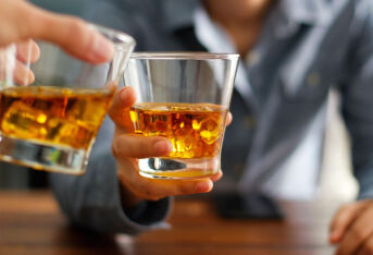 喝酒会对肝脏产生哪些损伤？