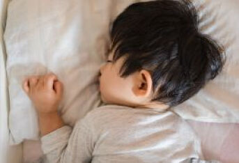 孩子老是趴着睡，会影响睡眠质量吗？