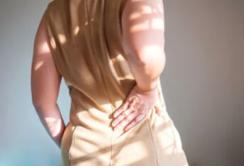 腰酸背痛是老年人的应有之症吗？做到3点，或能缓解