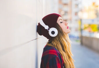 长期佩戴耳机，其噪声给耳朵带来哪些危害？
