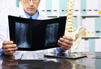 脊柱压缩性骨折怎么办？