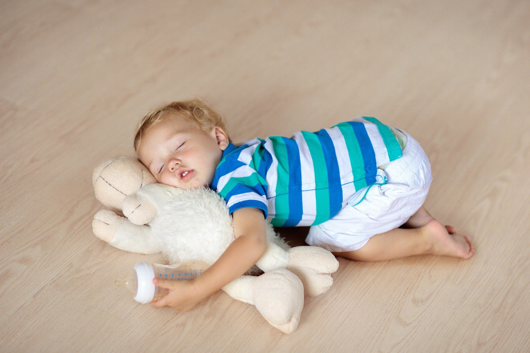 一个月婴儿可以趴着睡吗（满月后的宝宝多）-幼儿百科-魔术铺