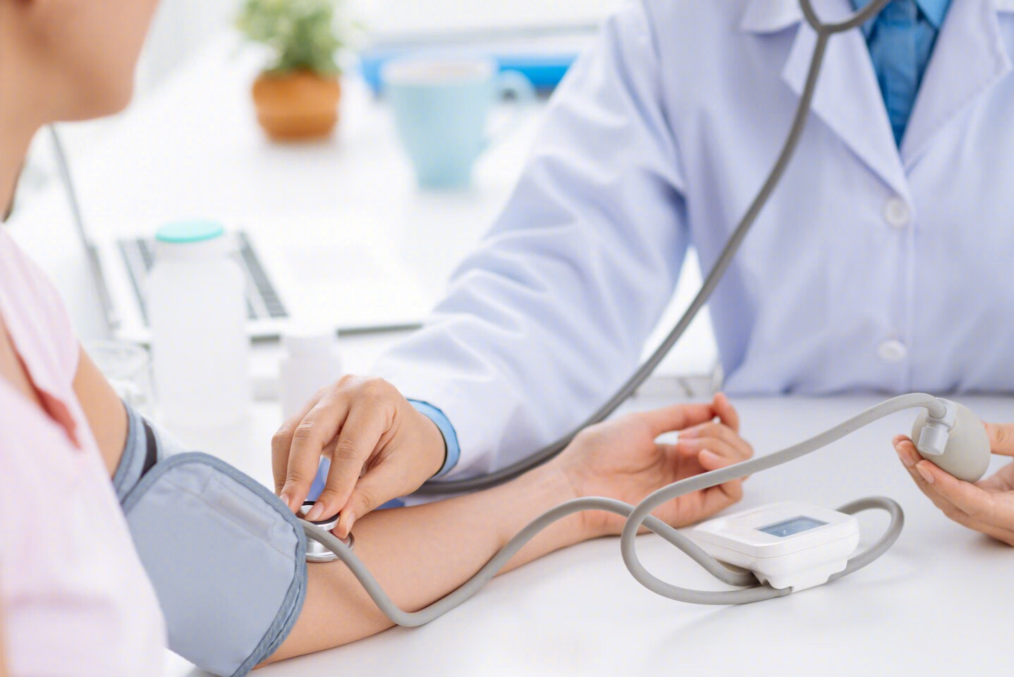 测量血压到底应该躺着测？还是坐着测？